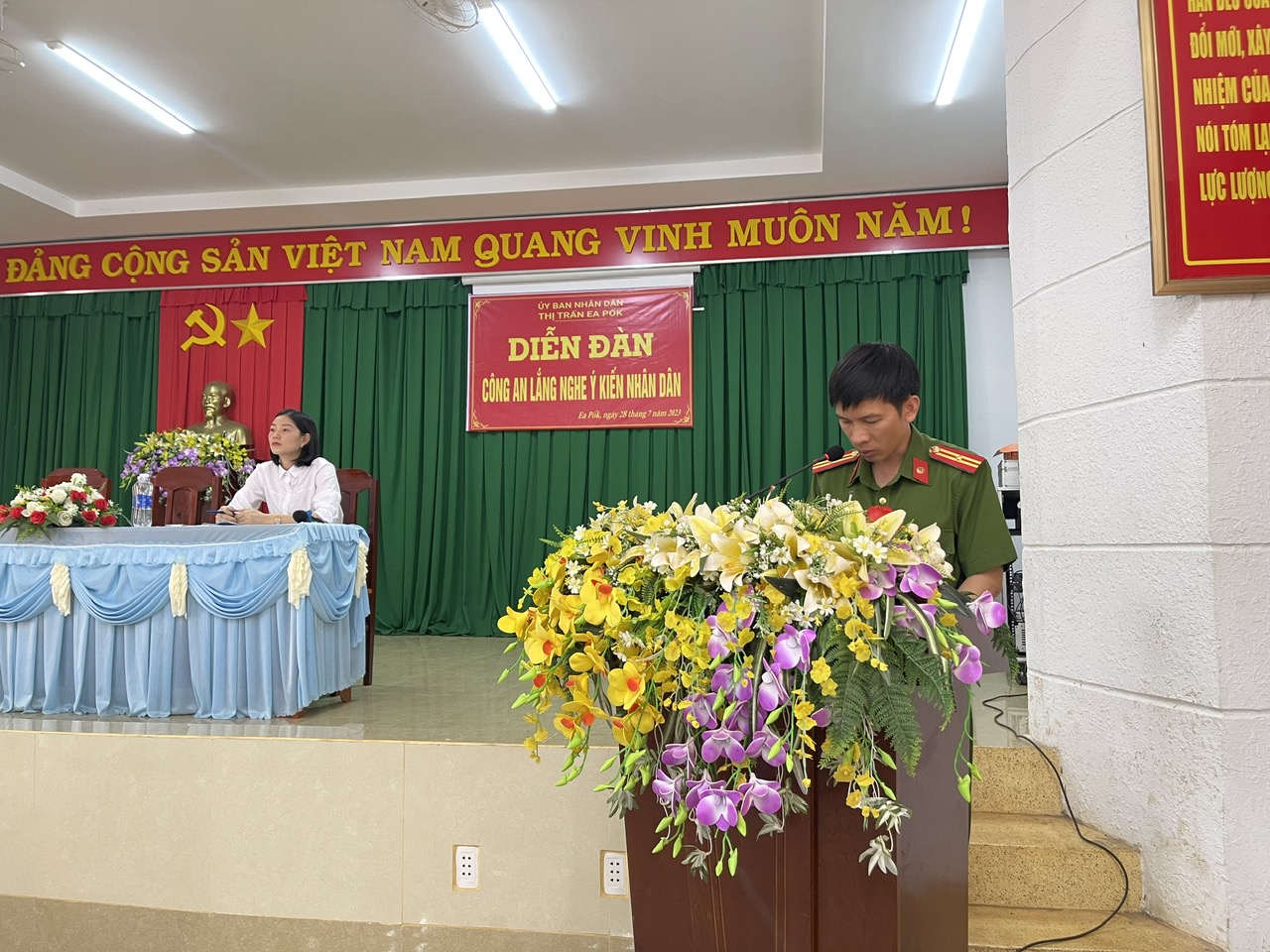 Trưởng công an thị trấn báo cáo thực hiện cuộc vận động